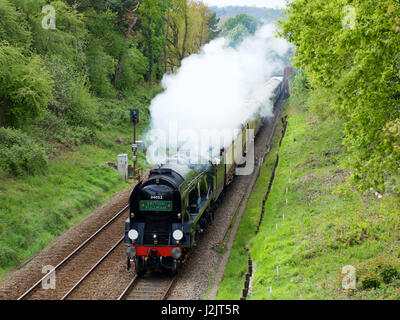 Reigate, UK. 28. April 2017. West Country Klasse 34046 Braunton umbenannt Battle of Britain Klasse No: 34052 "Lord Dowding" BELMOND BRITISH PULLMAN Dampflokomotive schleppen Salonwagen durch Reigate, Surrey. 1502hrs Freitag, 28. April 2017. Bildnachweis: Lindsay Constable/Alamy Live-Nachrichten Stockfoto