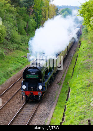 Reigate, UK. 28. April 2017. West Country Klasse 34046 Braunton umbenannt Battle of Britain Klasse No: 34052 "Lord Dowding" BELMOND BRITISH PULLMAN Dampflokomotive schleppen Salonwagen durch Reigate, Surrey. 1502hrs Freitag, 28. April 2017. Bildnachweis: Lindsay Constable/Alamy Live-Nachrichten Stockfoto