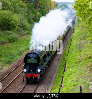 Reigate, UK. 28. April 2017. West Country Klasse 34046 Braunton umbenannt Battle of Britain Klasse No: 34052 "Lord Dowding" BELMOND BRITISH PULLMAN Dampflokomotive schleppen Salonwagen durch Reigate, Surrey. 1502hrs Freitag, 28. April 2017. Bildnachweis: Lindsay Constable/Alamy Live-Nachrichten Stockfoto