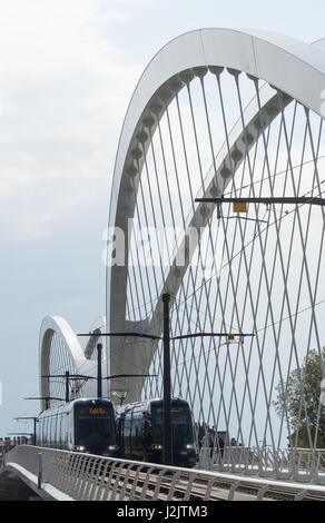 Kehl, Deutschland. 28. April 2017. Zwei Straßenbahnen Kutschen unterwegs auf der neuen Brücke Beatus Rhenanus in Kehl, Deutschland, 28. April 2017. Die regelmäßige Straßenbahnbetrieb beginnt am 28. April 2017 - zunächst nur zum Kehler Bahnhof ist direkt hinter der Europabruecke Brücke. Von hier aus erreichen Passagiere etwa doppelt so schnell wie zuvor die Stadt Zentrum von Straßburg. Bis Ende 2018 ist die Linie um zwei weitere Stationen in Kehl verlängert werden. Foto: Patrick Seeger/Dpa/Alamy Live News Stockfoto