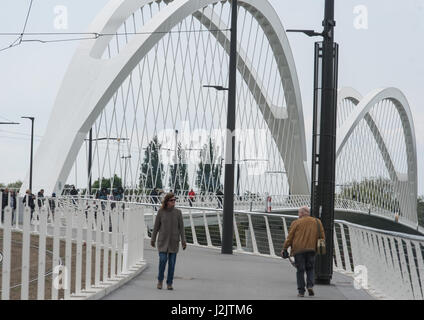 Kehl, Deutschland. 28. April 2017. Die Übersicht-Aufnahme zeigt die neue Beatus Rhenanus-Brücke in Kehl, Deutschland, 28. April 2017. Die regelmäßige Straßenbahnbetrieb beginnt am 28. April 2017 - zunächst nur zum Kehler Bahnhof ist direkt hinter der Europabruecke Brücke. Von hier aus erreichen Passagiere etwa doppelt so schnell wie zuvor die Stadt Zentrum von Straßburg. Bis Ende 2018 ist die Linie um zwei weitere Stationen in Kehl verlängert werden. Foto: Patrick Seeger/Dpa/Alamy Live News Stockfoto