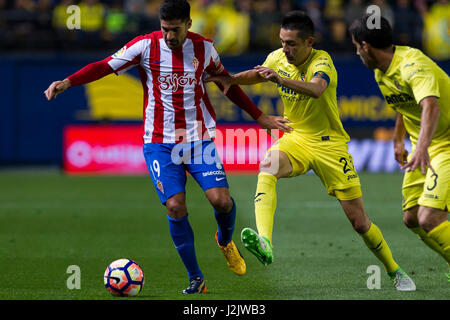 19 Carlos Carmona Real Sporting de Gijon (L) und 21 Bruno Soriano von Villarreal CF während der spanischen La Liga Santander Fußball-match zwischen Villarreal CF und Real Sporting de Gijon im La Ceramica Stadion am 28. April 2017. Stockfoto