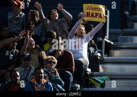 Barcelona, Katalonien, Spanien. 28. April 2017. Support für Fans während seiner "Barcelona Open Banc Sabadell" 2017-Viertelfinale Rafael Nadal (ESP). Nadal gewann 7:6, 6:2 Credit: Matthias Oesterle/ZUMA Draht/Alamy Live News Stockfoto