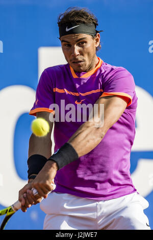 Barcelona, Katalonien, Spanien. 28. April 2017. RAFAEL NADAL (ESP) gibt den Ball zurück zu Hyeon Chung (KOR) während des Viertelfinales der "Barcelona Open Banc Sabadell" 2017. Nadal gewann 7:6, 6:2 Credit: Matthias Oesterle/ZUMA Draht/Alamy Live News Stockfoto