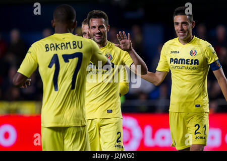 17 Cedric Bakambu von Villarreal CF feiern nach erzielte das 3: 0-Tor mit seinem Teamkollegen 02 Mario Gaspar von Villarreal CF (C) und 21 Bruno Soriano der Villarreal CF (R) während der spanischen La Liga Santander Fußball-match zwischen Villarreal CF und Real Sporting de Gijon im La Ceramica Stadion am 28. April 2017. Stockfoto