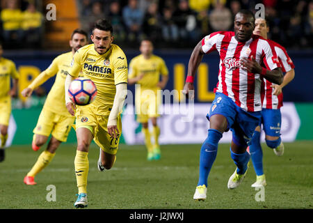 18 Nicola Sansone von Villarreal CF (L) in Aktion gegen 03 Jose Angel Valdes Villarreal CF (R) während der spanischen La Liga Santander Fußball-match zwischen Villarreal CF und Real Sporting de Gijon im La Ceramica Stadion am 28. April 2017. Stockfoto