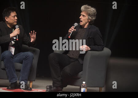 Calgary, ALBERTA, Kanada. 28. April 2017. Schauspieler Peter Capaldi teilt seine Erfahrungen auf "Dr. Who" während einer Podiumsdiskussion Scheinwerfer am Stampede Corral während der Calgary-Expo / Comic und Entertainment Expo Credit: Baden Roth/ZUMA Draht/Alamy Live News Stockfoto