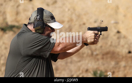 Osten San Diego County, Kalifornien, USA. 9. April 2017. Eine erweiterte schießende Klasse fand an einem Ort im Osten San Diego Grafschaft unter der Leitung von Schusswaffen Instruktor William Desy mit seiner Glock 19 gezeigt. Bildnachweis: John Gastaldo/ZUMA Draht/Alamy Live-Nachrichten Stockfoto