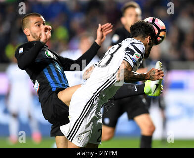 Bergamo. 29. April 2017. Juventus Dani Alves (R) Köpfe während einer Fußball-Serie A Tor passen zwischen Juventus Turin und Atalanta "Atleti Azzurri D'Italia" Stadion in Bergamo (Italien), April. 28, 2017. Das Spiel endete mit einem 2: 2-Unentschieden. Bildnachweis: Alberto Lingria/Xinhua/Alamy Live-Nachrichten Stockfoto