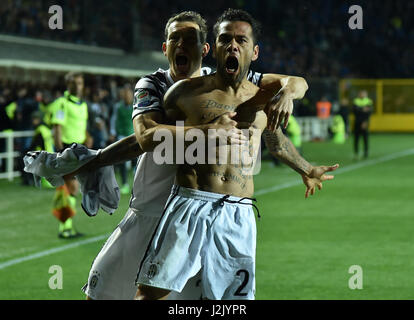 Bergamo. 29. April 2017. Juventus Dani Aves (R) feiert scoring während einer Serie A Fußballspiel zwischen Juventus Turin und Atalanta "Atleti Azzurri D'Italia" Stadion in Bergamo (Italien), April. 28, 2017. Das Spiel endete mit einem 2: 2-Unentschieden. Bildnachweis: Alberto Lingria/Xinhua/Alamy Live-Nachrichten Stockfoto