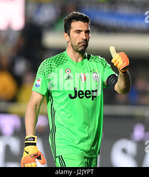 Bergamo. 29. April 2017. Gianluigi Buffon, Torhüter von Juventus Gesten während einer Serie A Fußballspiel zwischen Juventus Turin und Atalanta "Atleti Azzurri D'Italia" Stadion in Bergamo (Italien), April. 28, 2017. Das Spiel endete mit einem 2: 2-Unentschieden. Bildnachweis: Alberto Lingria/Xinhua/Alamy Live-Nachrichten Stockfoto
