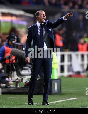 Bergamo. 29. April 2017. Juventus Trainer Massimiliano Allegri gibt Anweisungen während eines Serie A Fußball-Matches zwischen Juventus Turin und Atalanta "Atleti Azzurri D'Italia" Stadion in Bergamo (Italien), April. 28, 2017. Das Spiel endete mit einem 2: 2-Unentschieden. Bildnachweis: Alberto Lingria/Xinhua/Alamy Live-Nachrichten Stockfoto