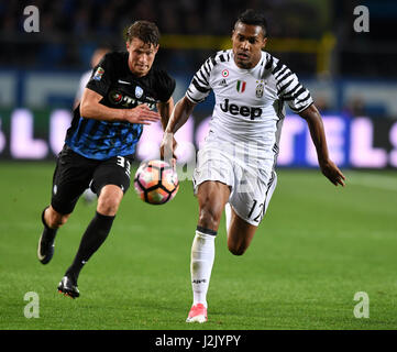 Bergamo. 29. April 2017. Juventus Alex Sandro (R) wetteifert mit Atalantas Hans Hateboer während einer Serie A Fußballspiel zwischen Juventus Turin und Atalanta "Atleti Azzurri D'Italia" Stadion in Bergamo (Italien), April. 28, 2017. Das Spiel endete mit einem 2: 2-Unentschieden. Bildnachweis: Alberto Lingria/Xinhua/Alamy Live-Nachrichten Stockfoto