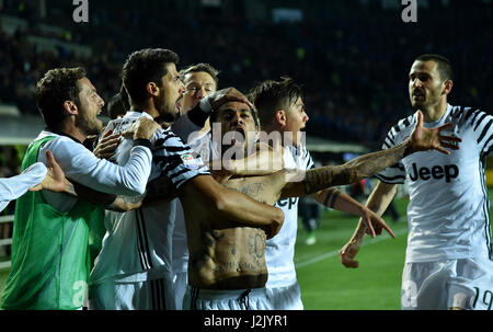 Bergamo. 29. April 2017. Juventus Turin Dani Aves (3. R) feiert scoring mit Teamkollegen während einer Serie A Fußballspiel zwischen Juventus Turin und Atalanta "Atleti Azzurri D'Italia" Stadion in Bergamo (Italien), April. 28, 2017. Das Spiel endete mit einem 2: 2-Unentschieden. Bildnachweis: Alberto Lingria/Xinhua/Alamy Live-Nachrichten Stockfoto