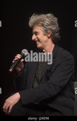 Calgary, ALBERTA, Kanada. 28. April 2017. Schauspieler Peter Capaldi teilt seine Erfahrungen auf "Dr. Who" während einer Podiumsdiskussion Scheinwerfer am Stampede Corral während der Calgary-Expo / Comic und Entertainment Expo Credit: Baden Roth/ZUMA Draht/Alamy Live News Stockfoto