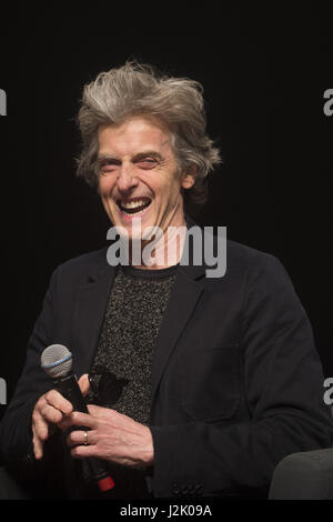 Calgary, ALBERTA, Kanada. 28. April 2017. Schauspieler Peter Capaldi teilt seine Erfahrungen auf "Dr. Who" während einer Podiumsdiskussion Scheinwerfer am Stampede Corral während der Calgary-Expo / Comic und Entertainment Expo Credit: Baden Roth/ZUMA Draht/Alamy Live News Stockfoto