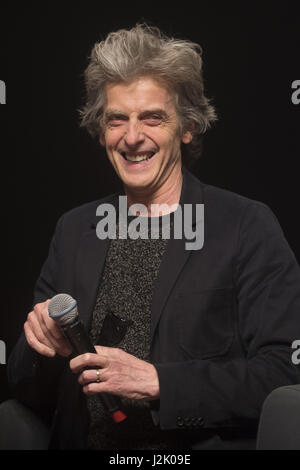 Calgary, ALBERTA, Kanada. 28. April 2017. Schauspieler Peter Capaldi teilt seine Erfahrungen auf "Dr. Who" während einer Podiumsdiskussion Scheinwerfer am Stampede Corral während der Calgary-Expo / Comic und Entertainment Expo Credit: Baden Roth/ZUMA Draht/Alamy Live News Stockfoto