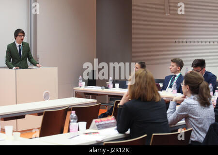 Budapest, Ungarn. 28. April 2017. Mart Veliste (1. L) besucht die "Verständnis China Contest" in Budapest, Ungarn, 28. April 2017. Mart Veliste, ein Student aus Universität Tartu, Estland hat die internationale Veranstaltung, "Verständnis China Contest" in Budapest am Freitag gewonnen. Das Ziel des Wettbewerbs ist es, Bewusstsein über China und die 16 1-Mechanismus in der Region Zentral- und östlichen europäischen (CEE). Bildnachweis: Csaba Domotor/Xinhua/Alamy Live-Nachrichten Stockfoto