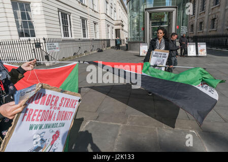 London, UK. 28. April 2017. London, UK. 28. April 2017. Palästinensische Fahnen bei der Mahnwache von Inminds menschlichen Rechten Gruppe am Rande des Trafalgar Square die Informationen gab und stand in Solidarität mit den größten Hungerstreik palästinensischer politischer Gefangener in 5 Jahren. Mehr als 1500 palästinensische Gefangene aus allen Fraktionen ging im Hungerstreik am 17. April 2017 und mehr haben seit trotz brutalen Angriffe durch Wärter und Zwangsernährung. Sie fordern grundlegende Menschenrechte und wollen alle Gefangenen zu Familienbesuchen, die Verwendung von Mobiltelefonen, Familie, Gesundheit Genuss zu kontaktieren dürfen Stockfoto