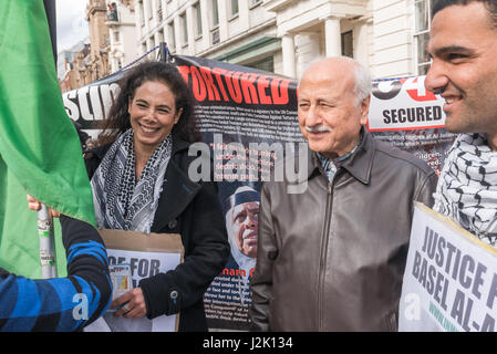 London, UK. 28. April 2017. London, UK. 28. April 2017. Die Leute reden bei der Mahnwache von Inminds menschlichen Rechten Gruppe am Rande des Trafalgar Square die Informationen gab und stand in Solidarität mit den größten Hungerstreik palästinensischer politischer Gefangener in 5 Jahren. Mehr als 1500 palästinensische Gefangene aus allen Fraktionen ging im Hungerstreik am 17. April 2017 und mehr haben seit trotz brutalen Angriffe durch Wärter und Zwangsernährung. Sie fordern grundlegende Menschenrechte und wollen alle Gefangenen zu Familienbesuchen, die Verwendung von Mobiltelefonen, Familie, Gesundheit Behandlung w kontaktieren dürfen Stockfoto