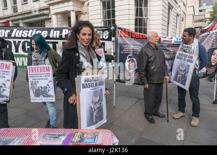 London, UK. 28. April 2017. London, UK. 28. April 2017. Eine Mahnwache durch Inminds menschliche Recht-Gruppe am Rande des Trafalgar Square gaben Informationen und stand in Solidarität mit den größten Hungerstreik palästinensischer politischer Gefangener in 5 Jahren. Mehr als 1500 palästinensische Gefangene aus allen Fraktionen ging im Hungerstreik am 17. April 2017 und mehr haben seit trotz brutalen Angriffe durch Wärter und Zwangsernährung. Sie fordern grundlegende Menschenrechte und wollen alle Gefangenen zu Familienbesuchen, die Verwendung von Mobiltelefonen, Familie, Gesundheit Behandlung ohne Gebühren, Humanit kontaktieren dürfen Stockfoto