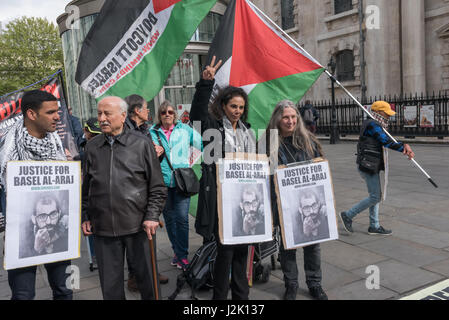 London, UK. 28. April 2017. London, UK. 28. April 2017. Eine Mahnwache durch Inminds menschliche Recht-Gruppe am Rande des Trafalgar Square gaben Informationen und stand in Solidarität mit den größten Hungerstreik palästinensischer politischer Gefangener in 5 Jahren. Mehr als 1500 palästinensische Gefangene aus allen Fraktionen ging im Hungerstreik am 17. April 2017 und mehr haben seit trotz brutalen Angriffe durch Wärter und Zwangsernährung. Sie fordern grundlegende Menschenrechte und wollen alle Gefangenen zu Familienbesuchen, die Verwendung von Mobiltelefonen, Familie, Gesundheit Behandlung ohne Gebühren, Humanit kontaktieren dürfen Stockfoto