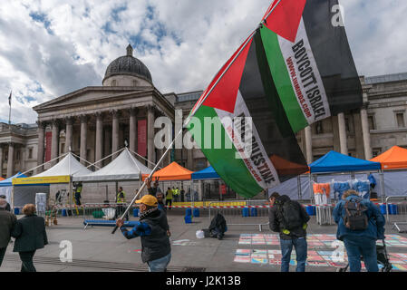 London, UK. 28. April 2017. London, UK. 28. April 2017. Ein Mann trägt zwei palästinensische Fahnen in Trafalgar Square an der Vigil von Inminds richtigen Gruppe von Menschen, Informationen und zeigen Solidarität mit den größten Hungerstreik palästinensischer politischer Gefangener in 5 Jahren gab. Mehr als 1500 palästinensische Gefangene aus allen Fraktionen ging im Hungerstreik am 17. April 2017 und mehr haben seit trotz brutalen Angriffe durch Wärter und Zwangsernährung. Sie fordern grundlegende Menschenrechte und wollen alle Gefangenen zu Familienbesuchen, die Verwendung von Mobiltelefonen, Familie, richtige Gesundheit Trea kontaktieren dürfen Stockfoto