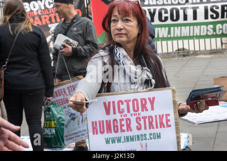 London, UK. 28. April 2017. London, UK. 28. April 2017. Eine Frau verteilt Flugblätter an der Vigil von Inminds menschliche Recht-Gruppe am Rande des Trafalgar Square. Die Vigil gab Informationen und stand in Solidarität mit den größten Hungerstreik palästinensischer politischer Gefangener in 5 Jahren. Mehr als 1500 palästinensische Gefangene aus allen Fraktionen ging im Hungerstreik am 17. April 2017 und mehr haben seit trotz brutalen Angriffe durch Wärter und Zwangsernährung. Sie fordern grundlegende Menschenrechte und wollen alle Gefangenen zu Familienbesuchen, die Verwendung von Mobiltelefonen, Familie, richtige kontaktieren dürfen Stockfoto