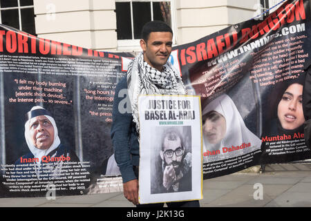 London, UK. 28. April 2017. London, UK. 28. April 2017. Ein Mann hält ein Plakat "Gerechtigkeit für Basel Al-Araj" bei der Mahnwache von Inminds menschliche Recht-Gruppe am Rande des Trafalgar Square die Informationen gab und stand in Solidarität mit den größten Hungerstreik palästinensischer politischer Gefangener in 5 Jahren. Mehr als 1500 palästinensische Gefangene aus allen Fraktionen ging im Hungerstreik am 17. April 2017 und mehr haben seit trotz brutalen Angriffe durch Wärter und Zwangsernährung. Sie fordern grundlegende Menschenrechte und wollen alle Gefangenen zu Familienbesuchen, die Verwendung von Mobiltelefonen, Cont dürfen Stockfoto