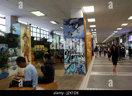 Hong Kong, China. 28. April 2017. Menschen werden auf einer Fußgängerbrücke in Central, Hongkong, Südchina, 28. April 2017 gesehen. Bildnachweis: Li Peng/Xinhua/Alamy Live-Nachrichten Stockfoto