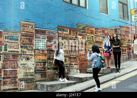 Hong Kong, China. 28. April 2017. Touristen besichtigen Sie eine Straße in Central, Hongkong, Südchina, 28. April 2017. Bildnachweis: Li Peng/Xinhua/Alamy Live-Nachrichten Stockfoto