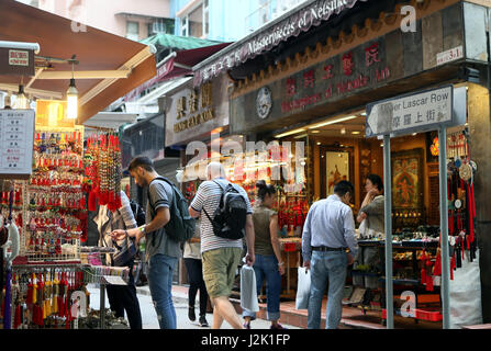 Hong Kong, China. 28. April 2017. Touristen besichtigen Sie eine Straße in Central, Hongkong, Südchina, 28. April 2017. Bildnachweis: Li Peng/Xinhua/Alamy Live-Nachrichten Stockfoto