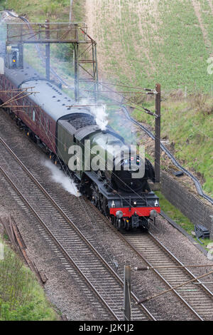 Welwyn Norden, Vereinigtes Königreich. 29. April 2017. Flying Scotsman verlässt den Welwyn-Tunnel auf der ersten Etappe der zehntägigen Großbritannien Dampf Charta.  Die Welt berühmten Dampflokomotive übergebe, Union of South Africa in York. Bildnachweis: Andrew Plummer/Alamy Live-Nachrichten Stockfoto