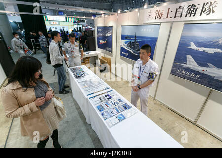 Chiba, Japan. 29. April 2017. Besucher sammeln an Japan Selbstverteidigung Luftwaffe stand während des Festivals Niconico Chokaigi im Makuhari Messe Convention Center am 29. April 2017, Chiba, Japan. Niconico ist eine japanische social-video-Website mit mehr als 62 Millionen registrierten Nutzern. Das zweitägige Festival Niconico Chokaigi können Benutzer und Entwickler von Angesicht zu Angesicht zu kommunizieren. Bildnachweis: Rodrigo Reyes Marin/AFLO/Alamy Live-Nachrichten Stockfoto