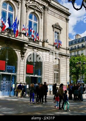 Paris, Frankreich, 29. April 2017. Brautpaare, Familienmitglieder und Freunde sammeln außerhalb der Mairie (Rathaus) im 11. Arrondissement, wo lokale, zivile Trauungen stattfinden. Bildnachweis: Cecile Marion/Alamy Live-Nachrichten Stockfoto
