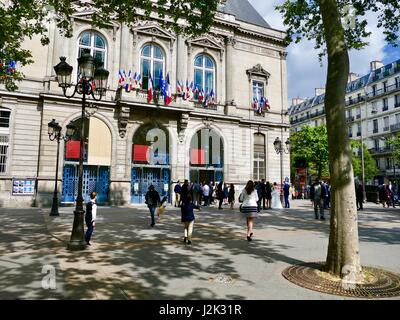 Paris, Frankreich, 29. April 2017. Brautpaare, Familienmitglieder und Freunde sammeln außerhalb der Mairie (Rathaus) im 11. Arrondissement, wo lokale, zivile Trauungen stattfinden. Bildnachweis: Cecile Marion/Alamy Live-Nachrichten Stockfoto