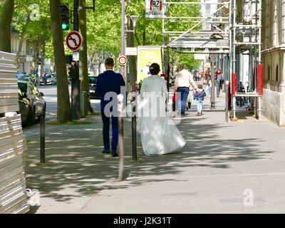 Paris, Frankreich, 29. April 2017. Brautpaar verlässt die Mairie (Rathaus) im 11. Arrondissement, wo lokale, zivile Trauungen stattfinden. Bildnachweis: Cecile Marion/Alamy Live-Nachrichten Stockfoto