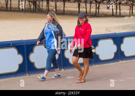 Lytham St Annes, Lancashire, UK. 29. April 2017.  Großbritannien Wetter.  Warme Winde und leichte Schauer als Touristen-Leiter zu den unberührten Sandstränden von Lytham Bank Holiday Wochenende zu genießen.  Die Award Gewinner Strand ist ein Paradies für Touristen und Urlauber und dient für eine breite Palette von Aktivitäten. Der Strand selbst bei St Annes, an der Küste von Fylde, ist eine riesige Fläche mit goldenem Sand; perfekt für herumlaufen auf und Sandburgen. Kredite; MediaWorldImages/AlamyLiveNews Stockfoto