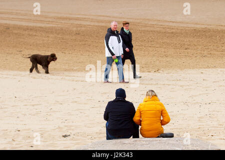 Lytham St Annes, Lancashire, UK. 29. April 2017.  Großbritannien Wetter.  Warme Winde und leichte Schauer als Touristen-Leiter zu den unberührten Sandstränden von Lytham Bank Holiday Wochenende zu genießen.  Die Award Gewinner Strand ist ein Paradies für Touristen und Urlauber und dient für eine breite Palette von Aktivitäten. Der Strand selbst bei St Annes, an der Küste von Fylde, ist eine riesige Fläche mit goldenem Sand; perfekt für herumlaufen auf und Sandburgen. Kredite; MediaWorldImages/AlamyLiveNews Stockfoto