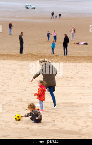 Lytham St Annes, Lancashire, UK. 29. April 2017.  Großbritannien Wetter.  Warme Winde und leichte Schauer als Touristen-Leiter zu den unberührten Sandstränden von Lytham Bank Holiday Wochenende zu genießen.  Die Award Gewinner Strand ist ein Paradies für Touristen und Urlauber und dient für eine breite Palette von Aktivitäten. Der Strand selbst bei St Annes, an der Küste von Fylde, ist eine riesige Fläche mit goldenem Sand; perfekt für herumlaufen auf und Sandburgen. Kredite; MediaWorldImages/AlamyLiveNews Stockfoto