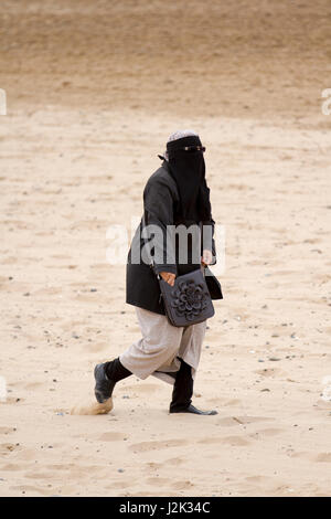 Lytham St Annes, Lancashire, UK. 29. April 2017.  Großbritannien Wetter.  Warme Winde und leichte Schauer als Touristen-Leiter zu den unberührten Sandstränden von Lytham Bank Holiday Wochenende zu genießen.  Die Award Gewinner Strand ist ein Paradies für Touristen und Urlauber und dient für eine breite Palette von Aktivitäten. Der Strand selbst bei St Annes, an der Küste von Fylde, ist eine riesige Fläche mit goldenem Sand; perfekt für herumlaufen auf und Sandburgen. Kredite; MediaWorldImages/AlamyLiveNews Stockfoto