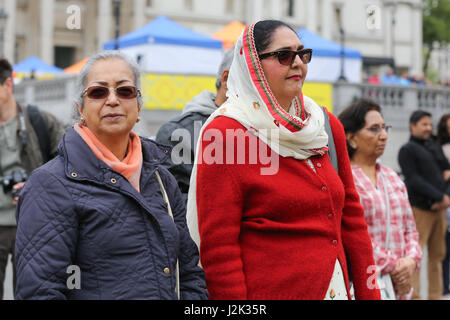 Trafalgar Square London, UK. 29. April 2017. Menschen besuchen das Vaisakhi Festival auf dem Trafalgar Square. Das Vaisakhi-Festival ist ein religiöses fest, das die Sikh-Neujahr markiert. Diesjährigen Feierlichkeiten fand am 14. April der Beginn des Sikhismus als einen kollektiven glauben erinnert und Londoner Feierlichkeiten sind eine Möglichkeit für Menschen aus allen Gemeinden, Glaubensrichtungen und Hintergründe, eine Festival zu erleben, die von Sikhs, die Leben in der Hauptstadt und über 20 Millionen Menschen auf der ganzen Welt gefeiert wird. Bildnachweis: Dinendra Haria/Alamy Live-Nachrichten Stockfoto