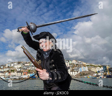 Brixham, Devon, 29. Apr 17 Piratenkönigin zeigt Ihre verwegenen Sachen bei der 8 Brixham Pirate Festival, einem der weltweit größten Treffen der berüchtigten Piraten und Demütigen scallywags". Das Festival läuft noch bis zum Feiertag Montag. Quelle: South West Fotos/Alamy Leben Nachrichten. Stockfoto