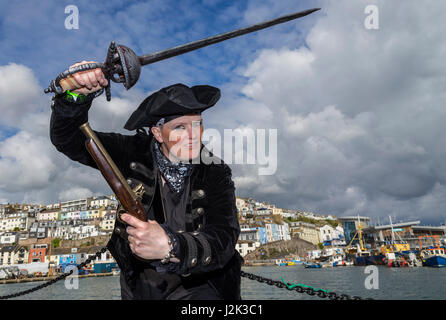 Brixham, Devon, 29. Apr 17 Piratenkönigin zeigt Ihre verwegenen Sachen bei der 8 Brixham Pirate Festival, einem der weltweit größten Treffen der berüchtigten Piraten und Demütigen scallywags". Das Festival läuft noch bis zum Feiertag Montag. Quelle: South West Fotos/Alamy Leben Nachrichten. Stockfoto