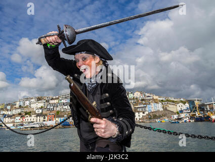 Brixham, Devon, 29. Apr 17 Piratenkönigin zeigt Ihre verwegenen Sachen bei der 8 Brixham Pirate Festival, einem der weltweit größten Treffen der berüchtigten Piraten und Demütigen scallywags". Das Festival läuft noch bis zum Feiertag Montag. Quelle: South West Fotos/Alamy Leben Nachrichten. Stockfoto