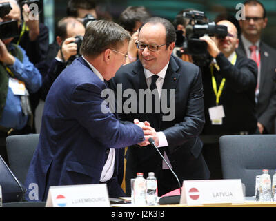 Brüssel, Belgien. 29 Apr, 2017. Außerordentliche Tagung des Europäischen Rates (Art. 50) Brexit, runder Tisch Frankreich Präsident François Hollande grüßt nach Lettland Premierminister Maris Kucinskis. Credit: Leo Cavallo/Alamy leben Nachrichten Stockfoto