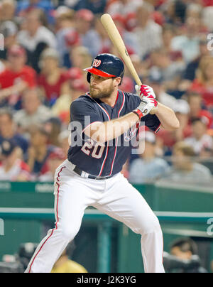 Washington Nationals zweiter Basisspieler Daniel Murphy (20) im vierten Inning gegen die New York Mets im Nationals Park in Washington, D.C. auf Freitag, 28. April 2017 Fledermäuse. Bildnachweis: Ron Sachs / CNP /MediaPunch Stockfoto