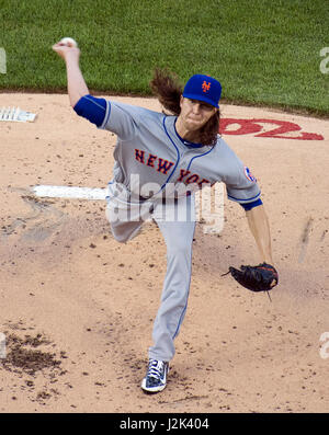 Ab New York Mets Krug Jacob DeGrom (48) Stellplätze im ersten Inning gegen die Washington Nationals am Nationals Park in Washington, D.C. auf Freitag, 28. April 2017. Bildnachweis: Ron Sachs / CNP /MediaPunch Stockfoto