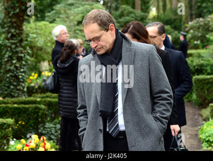 Berlin, Deutschland. 29. April 2017. Berlins Regierender Bürgermeister Michael Mueller partakes in die Trauerfeier für den Kameramann Michael Ballhaus in Berlin, Deutschland, 29. April 2017. Ballhaus verstarb in der Nacht vom 12. April im Alter von 81 Jahren. Foto: Maurizio Gambarini/Dpa/Alamy Live News Stockfoto