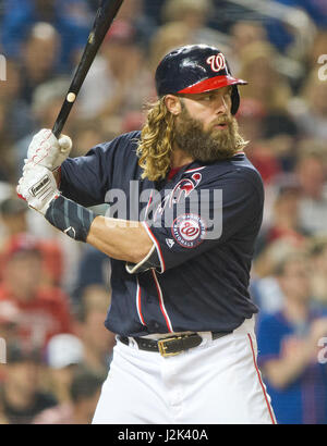 Washington Nationals verließ Fielder Jayson Werth (28) Fledermäuse im achten Inning gegen die New York Mets im Nationals Park in Washington, D.C. am Freitag, 28. April 2017.  Die Mets gewannen das Spiel 7: 5. Bildnachweis: Ron Sachs / CNP /MediaPunch Stockfoto